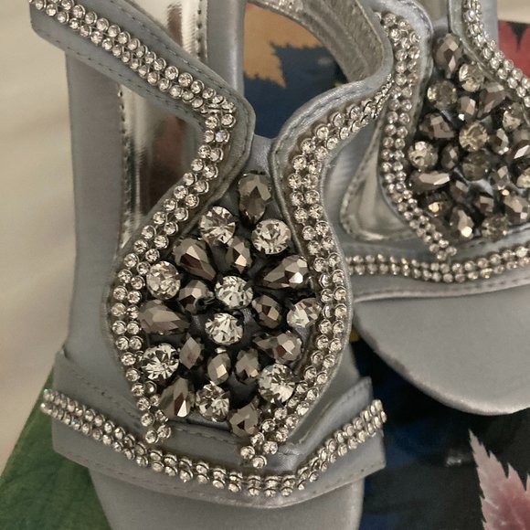 NIB Italina by Summer Rio Silver Sandals sz. 7.5 - Picture 2 of 6